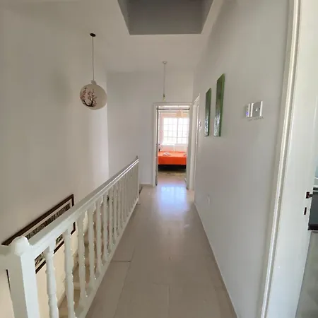 Three Bedroom With Fireplace And Piano Case de vacanță Paphos