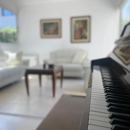 Three Bedroom With Fireplace And Piano *