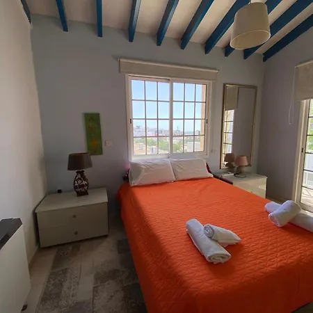 Three Bedroom With Fireplace And Piano