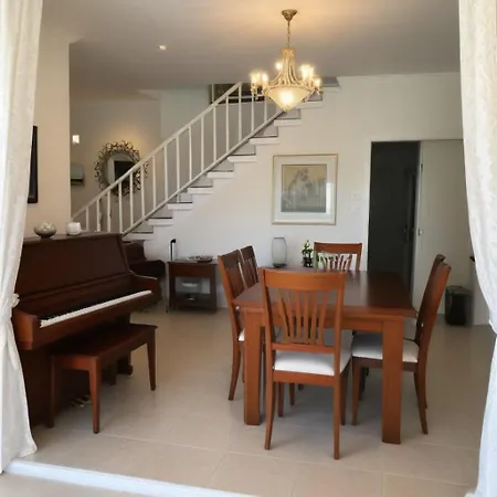Three Bedroom With Fireplace And Piano