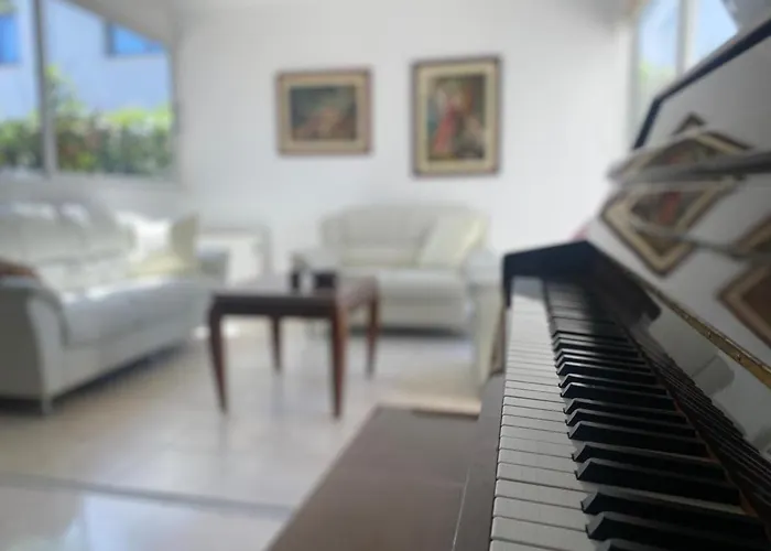 Three Bedroom With Fireplace And Piano *