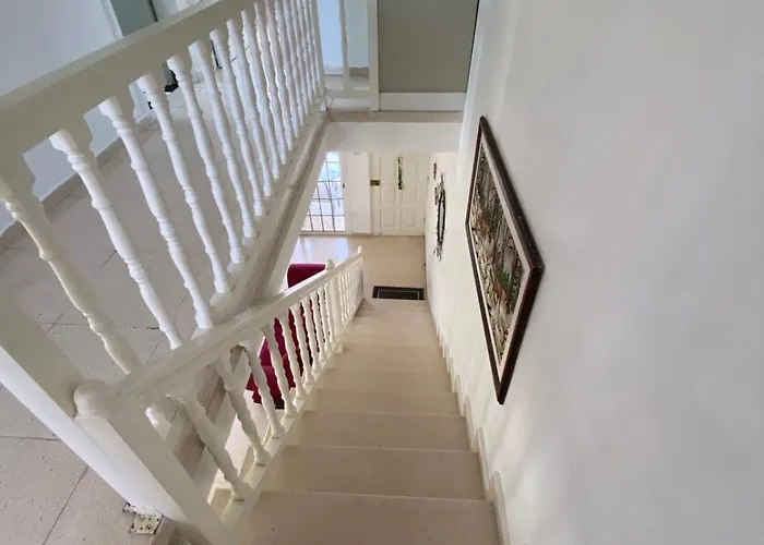 펜션 Three Bedroom With Fireplace And Piano 파포스