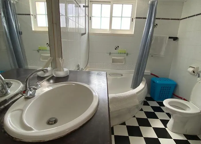 Three Bedroom With Fireplace And Piano