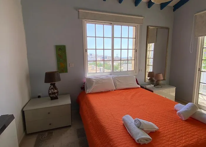 Three Bedroom With Fireplace And Piano