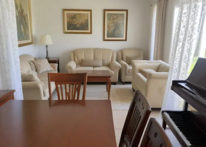 Three Bedroom With Fireplace And Piano 파포스