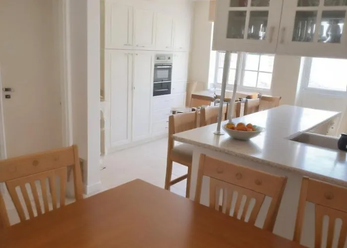 펜션 Three Bedroom With Fireplace And Piano 파포스