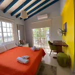 Three Bedroom With Fireplace And Piano