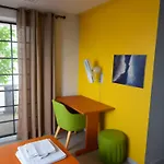 Three Bedroom With Fireplace And Piano
