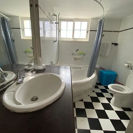 Three Bedroom With Fireplace And Piano