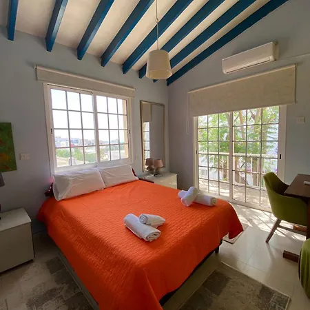 Hébergement de vacances Three Bedroom With Fireplace And Piano Paphos