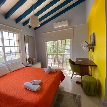 Three Bedroom With Fireplace And Piano