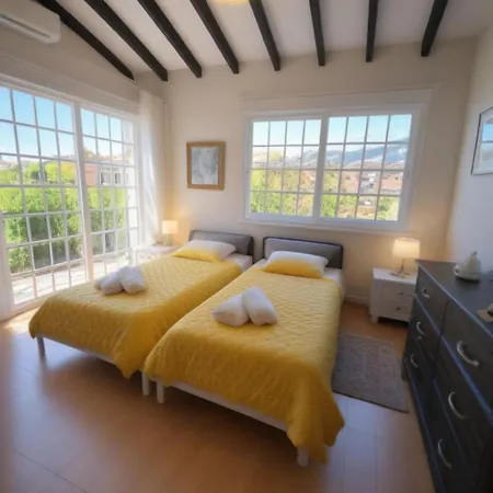 Three Bedroom With Fireplace And Piano Hébergement de vacances *