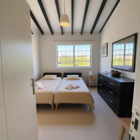 Three Bedroom With Fireplace And Piano