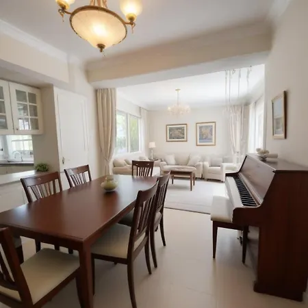 Hébergement de vacances Three Bedroom With Fireplace And Piano