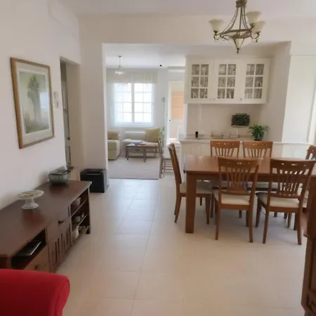 Hébergement de vacances Three Bedroom With Fireplace And Piano