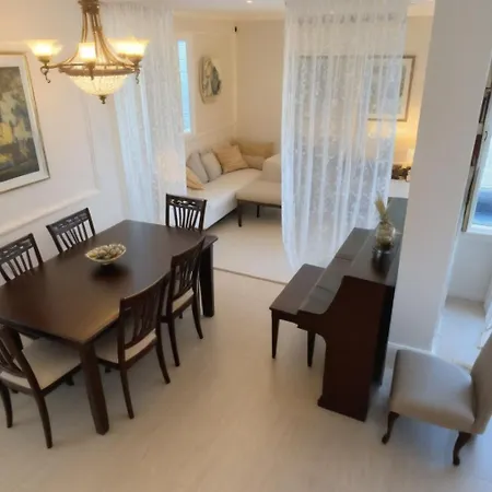 Three Bedroom With Fireplace And Piano