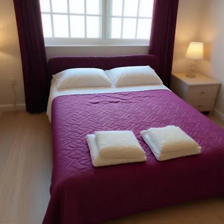 Three Bedroom With Fireplace And Piano 파포스