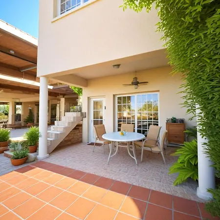 Three Bedroom With Fireplace And Piano