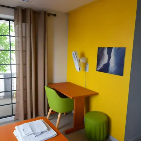 Three Bedroom With Fireplace And Piano