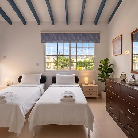 Three Bedroom With Fireplace And Piano *
