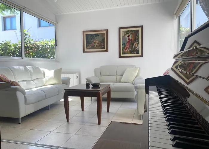 Three Bedroom With Fireplace And Piano Feriehus Paphos