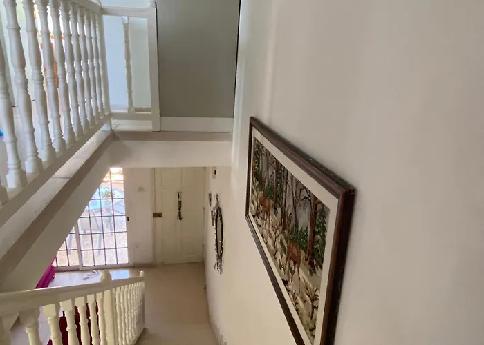 Three Bedroom With Fireplace And Piano