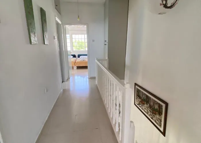 Three Bedroom With Fireplace And Piano