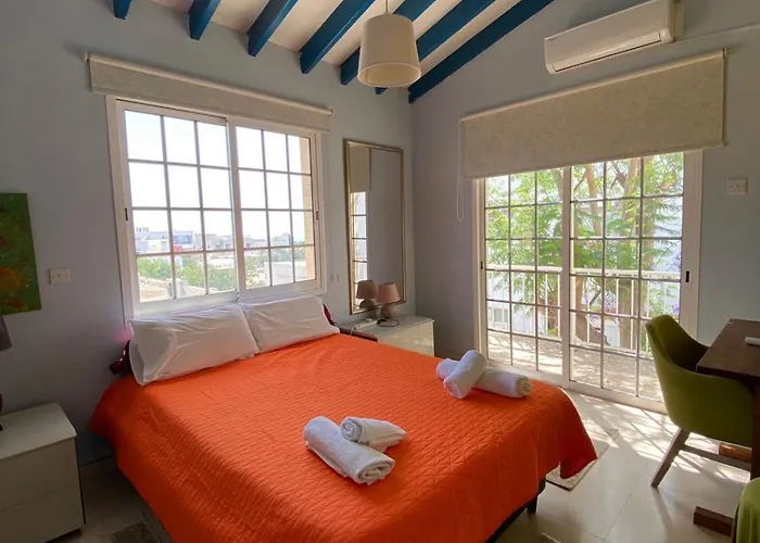 Feriehus Three Bedroom With Fireplace And Piano Paphos