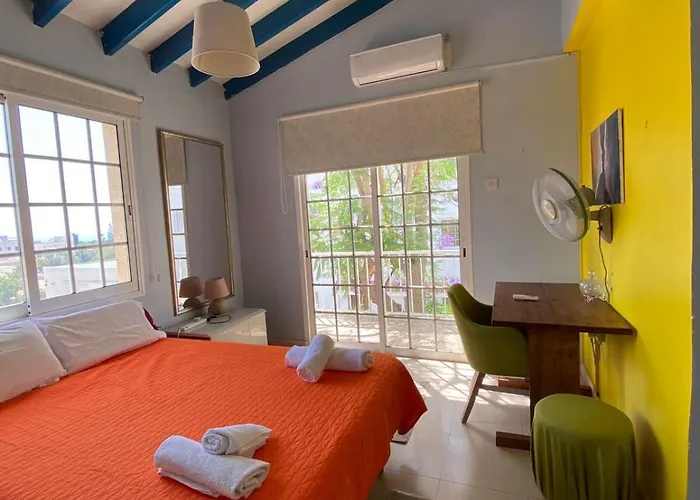 Three Bedroom With Fireplace And Piano