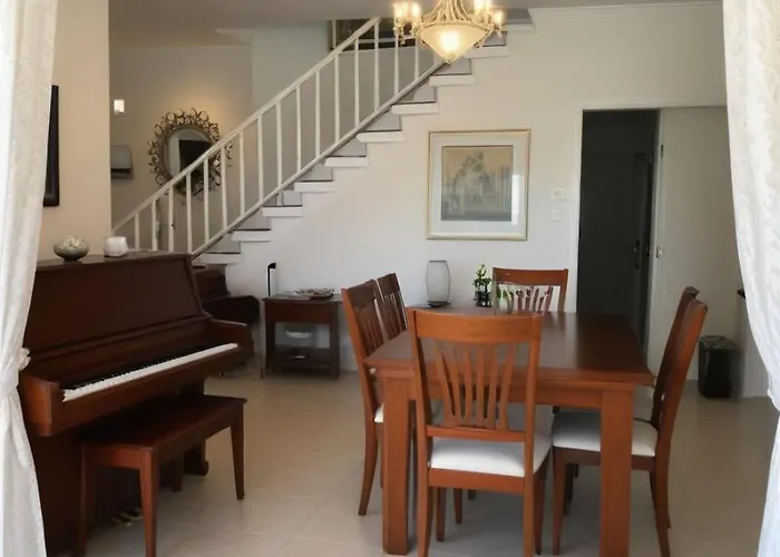 Three Bedroom With Fireplace And Piano