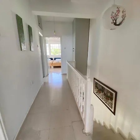 Three Bedroom With Fireplace And Piano